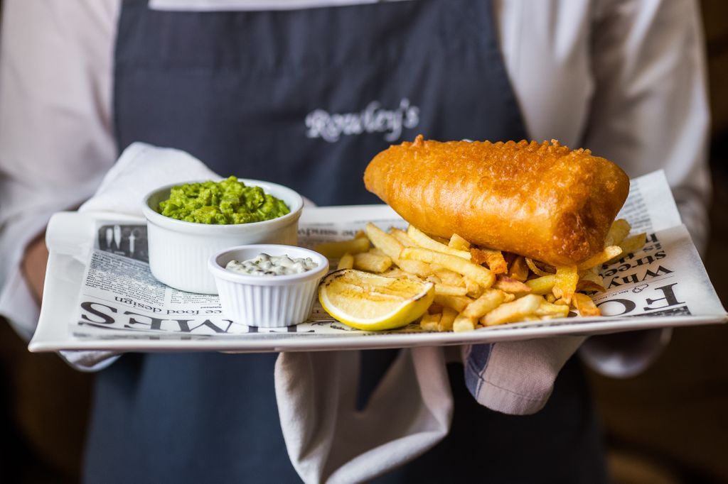 TPOWBaslow's tweet photo. We made it to Friday, cheers to the weekend! π No plans? Catch our Fish & Fizz offer 5.30pm - 7.00pm for only Β£13.95 ππ½πΎ What a great start to the weekend! #RowleysBaslow #FridayFeeling #FishandFizz #Prosecco #Derbyshire #BankHolidayWeekend #PeakDistrict https://t.co/RwrtITwuqS