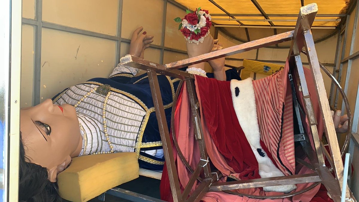 elvendrell_cat's tweet photo. Després d’una setmana de patiment per la sostracció d’un remolc dels Gegants i Nans del Vendrell amb els gegants Salvador i Teresa en el seu interior, avui s’ha rebut la bona notícia que han estat trobats en bon estat en una carretera de Castelló https://t.co/87furZruwT #gegants https://t.co/Us2EWrfh5d