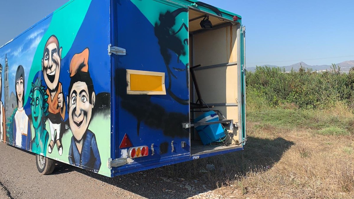 elvendrell_cat's tweet photo. Després d’una setmana de patiment per la sostracció d’un remolc dels Gegants i Nans del Vendrell amb els gegants Salvador i Teresa en el seu interior, avui s’ha rebut la bona notícia que han estat trobats en bon estat en una carretera de Castelló https://t.co/87furZruwT #gegants https://t.co/Us2EWrfh5d
