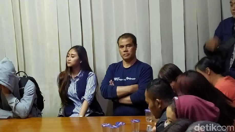 Ini Alasan Satpol PP Bandung Razia Aceng Fikri dan Istri di Kamar Hotel detik.id/VxGQ3t