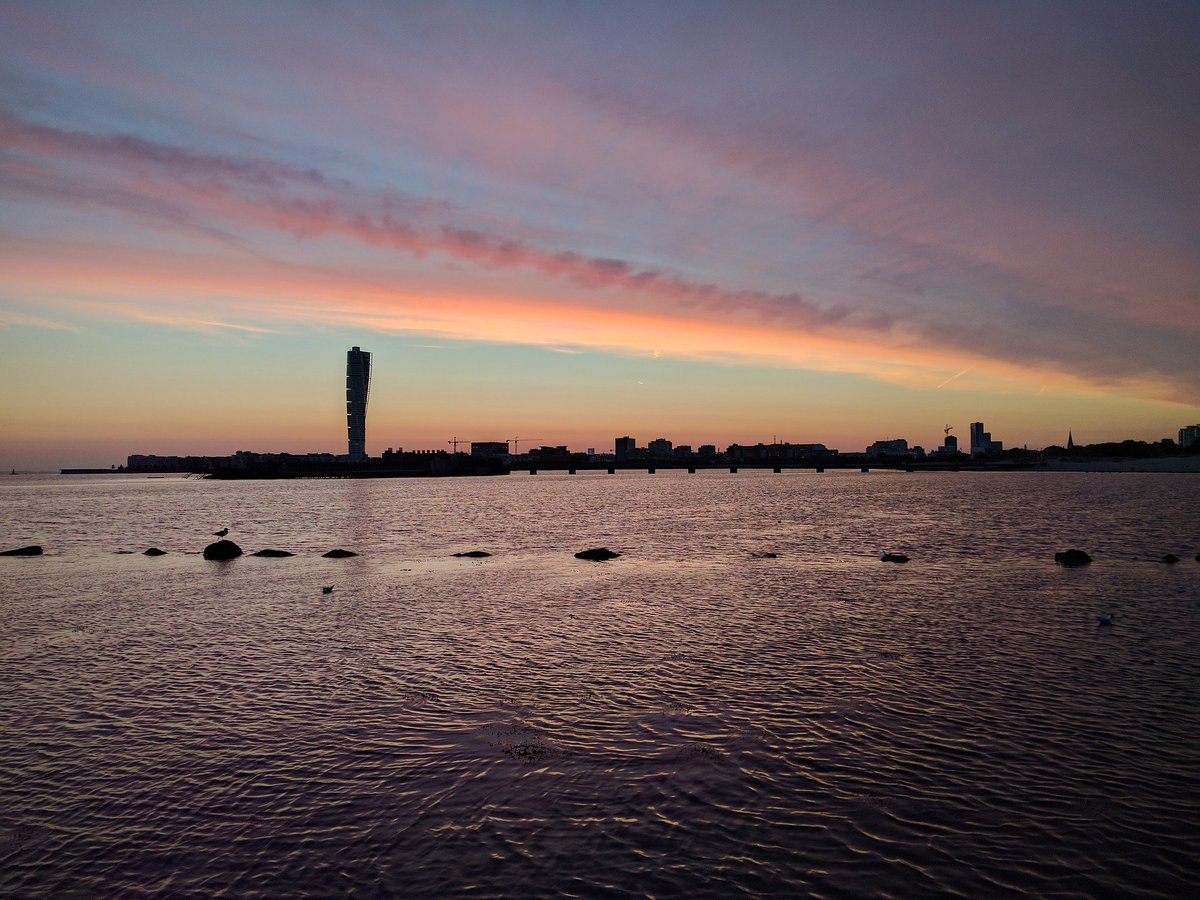 Microsoft buys private real-estate developer’s land to expand data centres in Sweden - data-economy.com/microsoft-buys… 
#dataeconomy #microsoft #sweden #malmo <a href="/BusinessSweINV/">Business Sweden Invest</a>