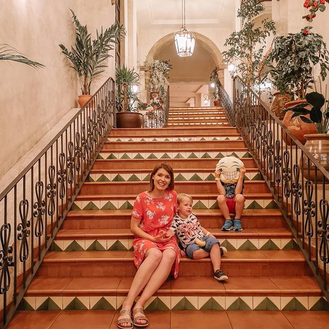 LittleOneSweet's tweet photo. Posing for a quick photo with these two... spot my emoji child 😂 https://t.co/Liz3WNhTGo https://t.co/DY3VOb30to