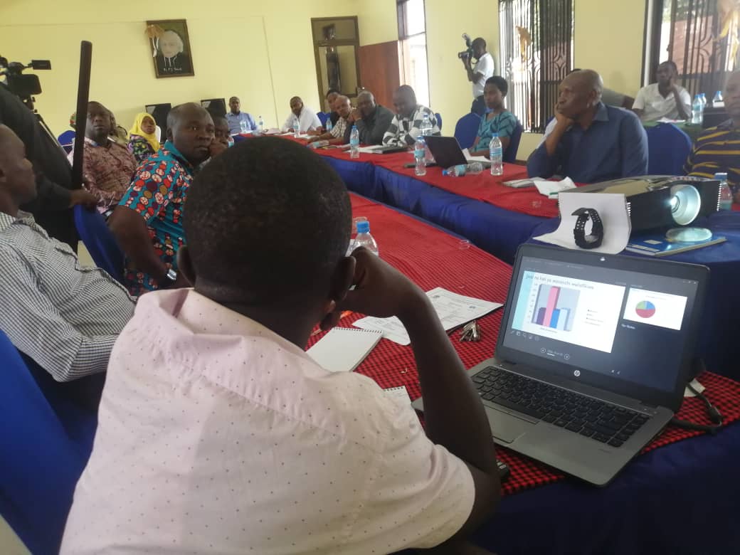 Leo katika ukumbi wa Aqua lodge mjini kigoma wakati wa uzinduzi wa awamu ya pili  mradi wa uwazi na uwajibikaji unaotekelezwa kwatika kata 9 Manispaa ya kigoma ujiji chini ya taasisi ya Nyakitonto  youth for Development Tanzania chini ya ufadhili wa Foundation For Civil society