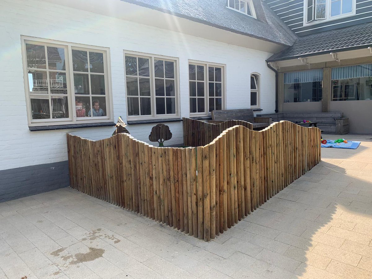 vrienDD's tweet image. Super leuke Babybox geplaatst in Schijndel. #vrienDD #deRolfgroep #SportsandPlaygrass