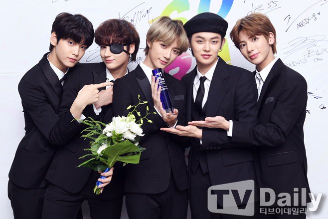 binnibun_'s tweet photo. TXT membawa penghargaan Rookie mereka yang mereka terima di Soribada hari ini!  Selamat !

@TXT_members @TXT_bighit
#TXT3rdROTY #MoaIndonesia_bersamaTXT  
- 🐇 https://t.co/5CPa39ZHpf