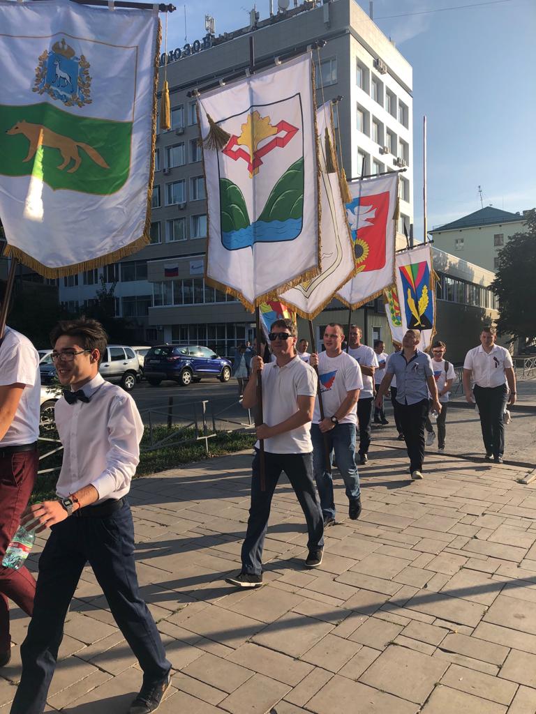 Ко дню Государственного флага Российской Федерации в Самаре на набережной прошел флешмоб "Самый длинный флаг". Триколор длиною в 1012 метров стал абсолютным рекордом России. Участниками данного рекорда стали и представители нашего района!