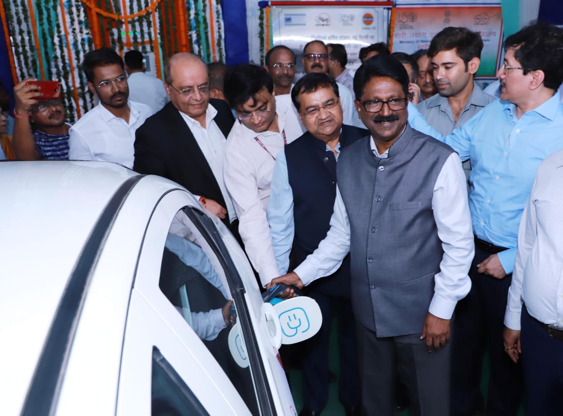 MHI_GoI's tweet photo. Hon'ble Minister (Heavy Industries &amp; Public Enterprises) Sh. Arvind Sawant @AGSawant flagged an e-car rally and inaugurated an e-charging station near Safdarjung Airport, New Delhi as a part of the Swachhata Pakhwada celebrations on August 22, 2019. https://t.co/8R47sBoETK