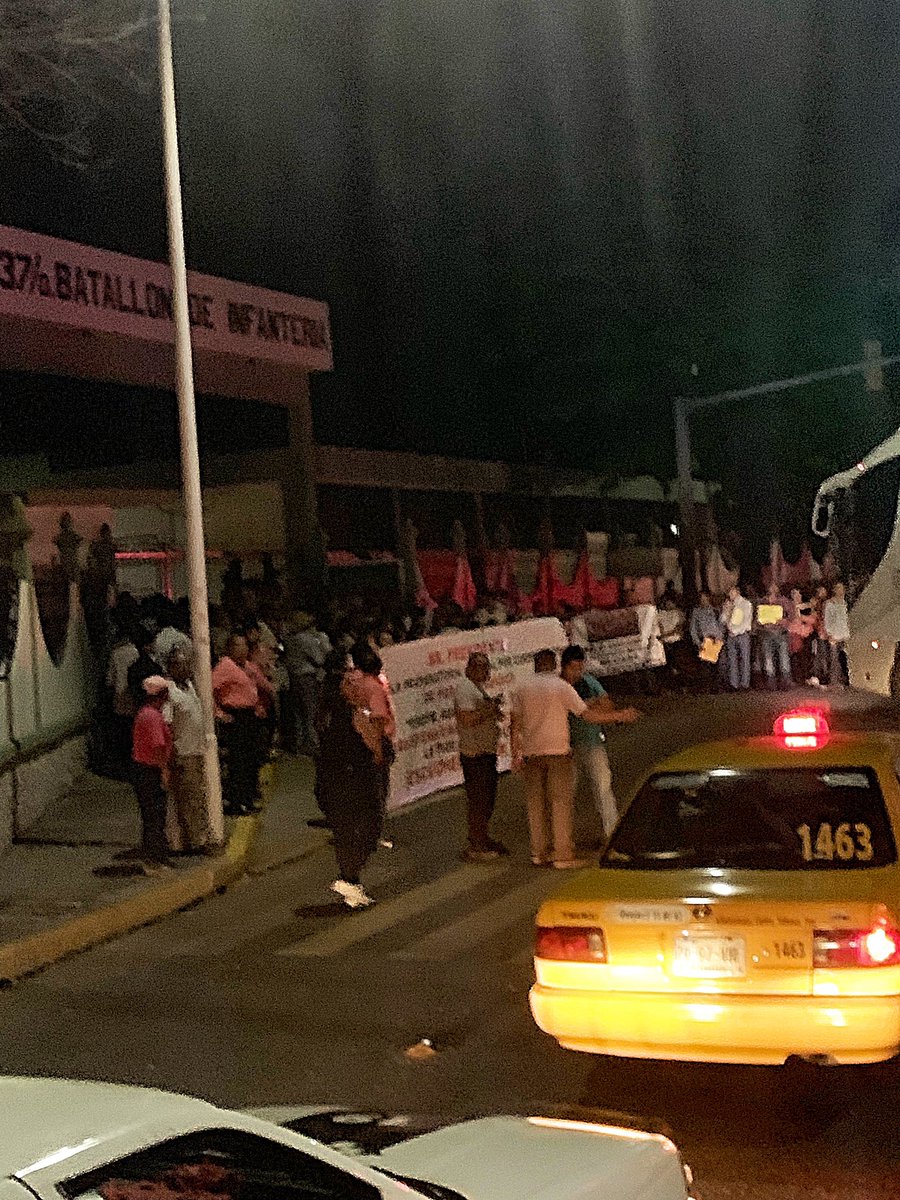JanetRamonTV's tweet photo. Desde tempranito la gente en espera que arribe AMLO a la mañanera, en la 30 zona militar. https://t.co/oOy8xY72hZ