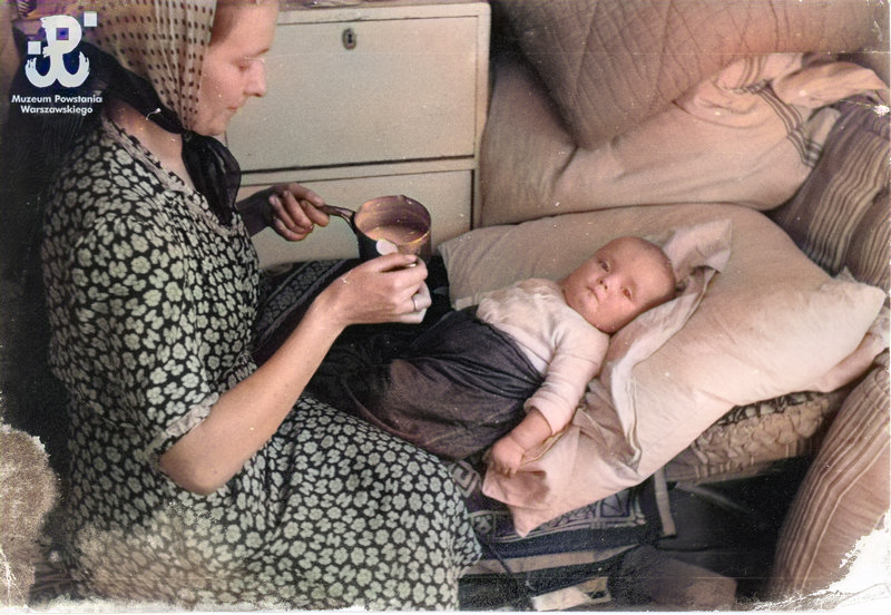 Wanda Wysocka karmiąca córkę na ul. Siennej. Zdjęcie ze zbiorów Muzeum Powstania Warszawskiego wykonane przez Joachima Joachimczyka „Joachim”. #powstaniewarszawskie #powstanie44