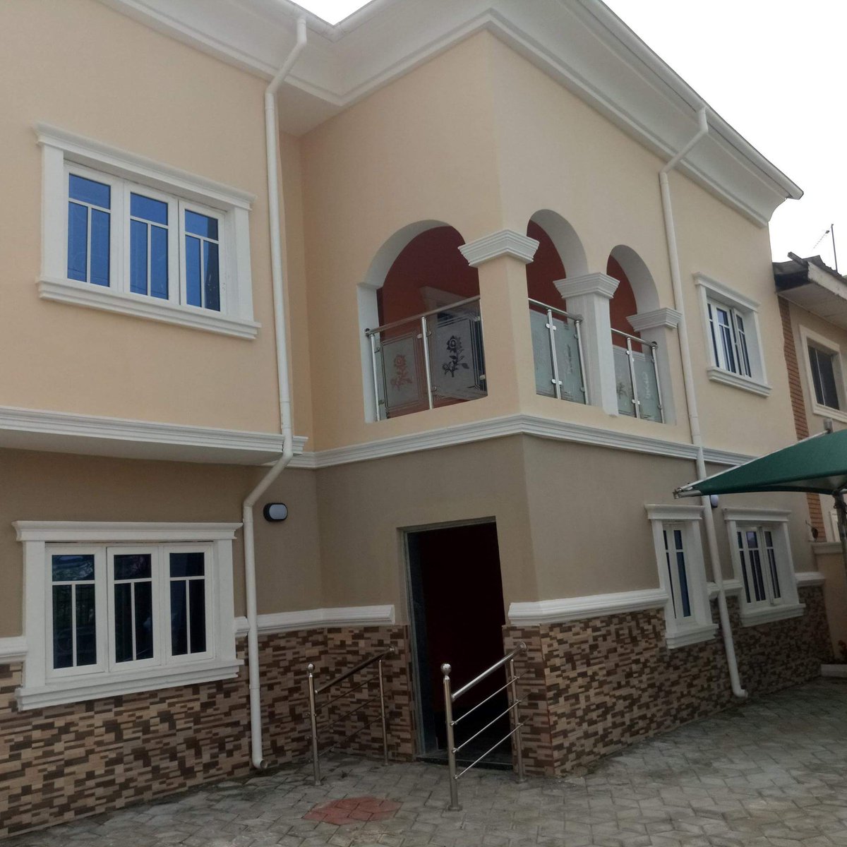 Drock4uandi's tweet photo. @ BIGDEE Interior and exterior world enterprise this is what we love doing giving your home, offices a beautiful look.. Call and whatapps line.. +2347032366264
@Big_dee16
#interiordesign #3D #housepaintim #windowsblind #curtains https://t.co/q7Ul2vkob2