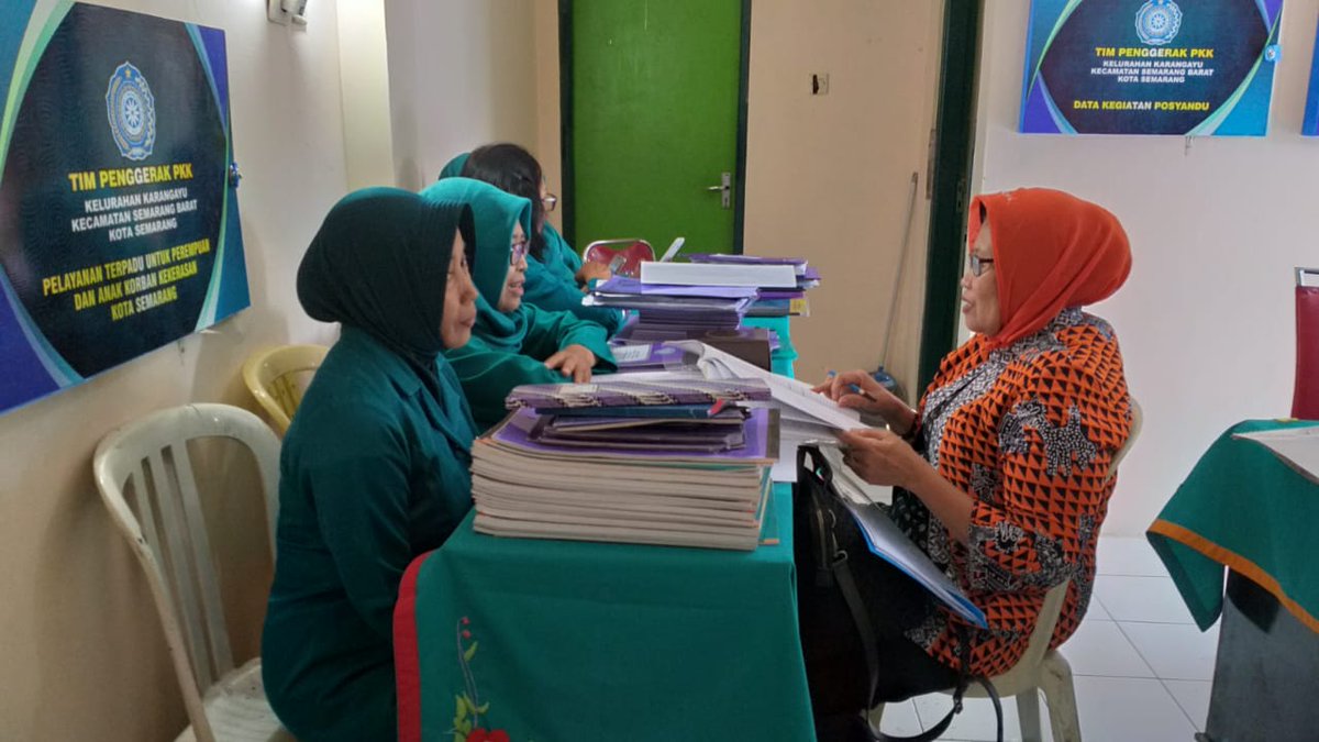 Kamis (22/8) Lomba 10 Program Pokok Pkk Kelurahan Karangayu mewakili <a href="/Kec_SMGBarat/">Kec Semarang Barat</a> untuk maju di tingkat  Kota.
Lomba meliputi beberapa kegiatan dg masing2 laporan admistrasinya langsung dinilai oleh tim Dewan Juri dari TP PKK Kota.
Cc: <a href="/hendrarprihadi/">Hendi (Hendrar P)</a> <a href="/mbakITASMG/">HevearitaGunaryati R</a> <a href="/Tatik22282077/">Tatik</a>