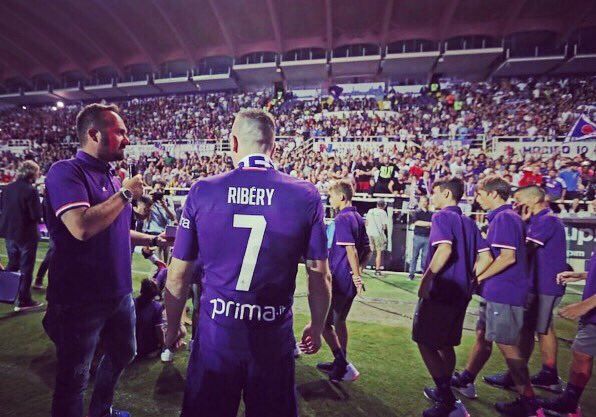 carlettoweb's tweet photo. Ci sono momenti che noi tifosi viola non potremo mai dimenticare. Io in modo particolare 💜⚜️ #Ribery #WelcomeLegend #QuestaèFirenze #ForzaViola #Fenomeno  #GrazieAssai https://t.co/6nLhQlIgzB