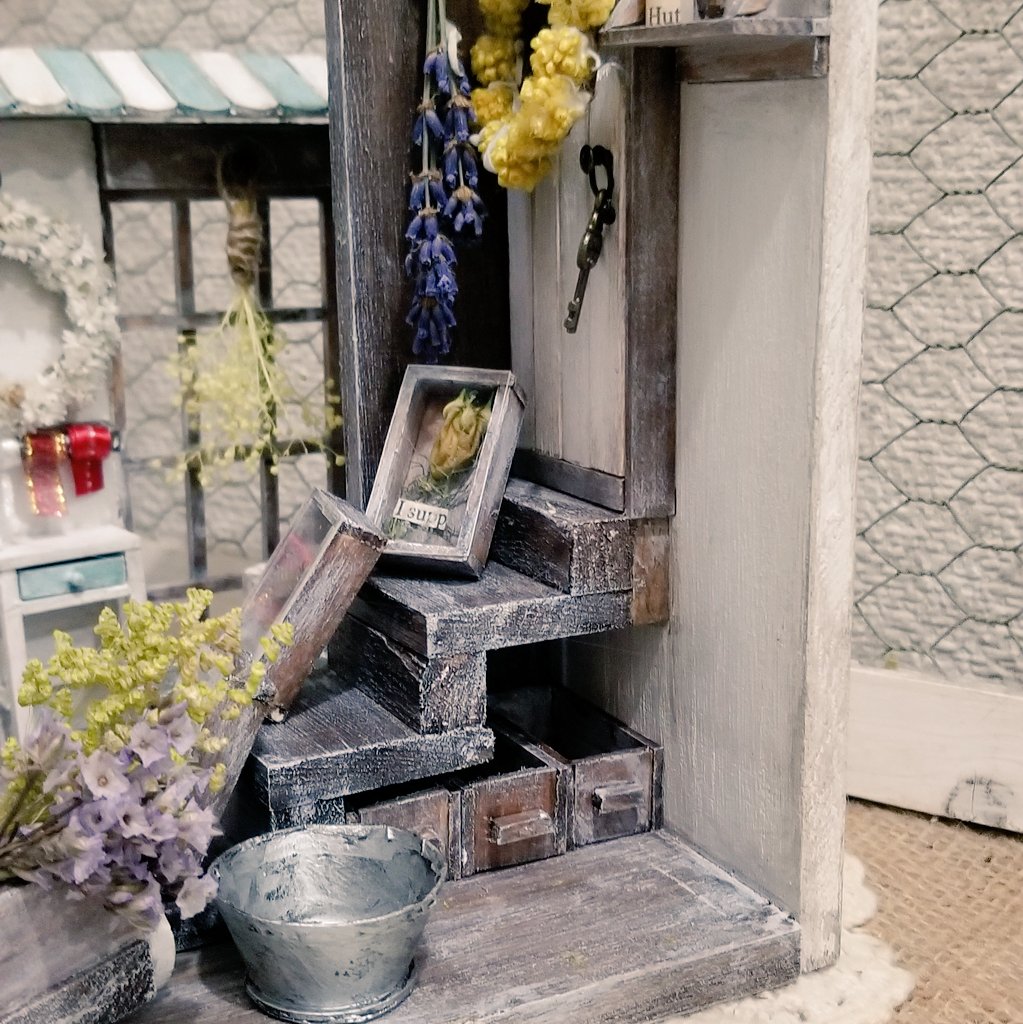 Jun55012919's tweet photo. お久しぶりです(*^^*)
こちらも久しぶりのお花屋さん💐
1点だけ完成しました🎶
#メルカリ にて出品しています(*^^*)
小物類は固定していませんので、色々アレンジして頂けます❇
#ハンドメイド好きさんと繋がりたい #ハンドメイド好きな人と繋がりたい #ハンドメイド #インテリア #ミニチュア #雑貨 https://t.co/cgo451o2g3