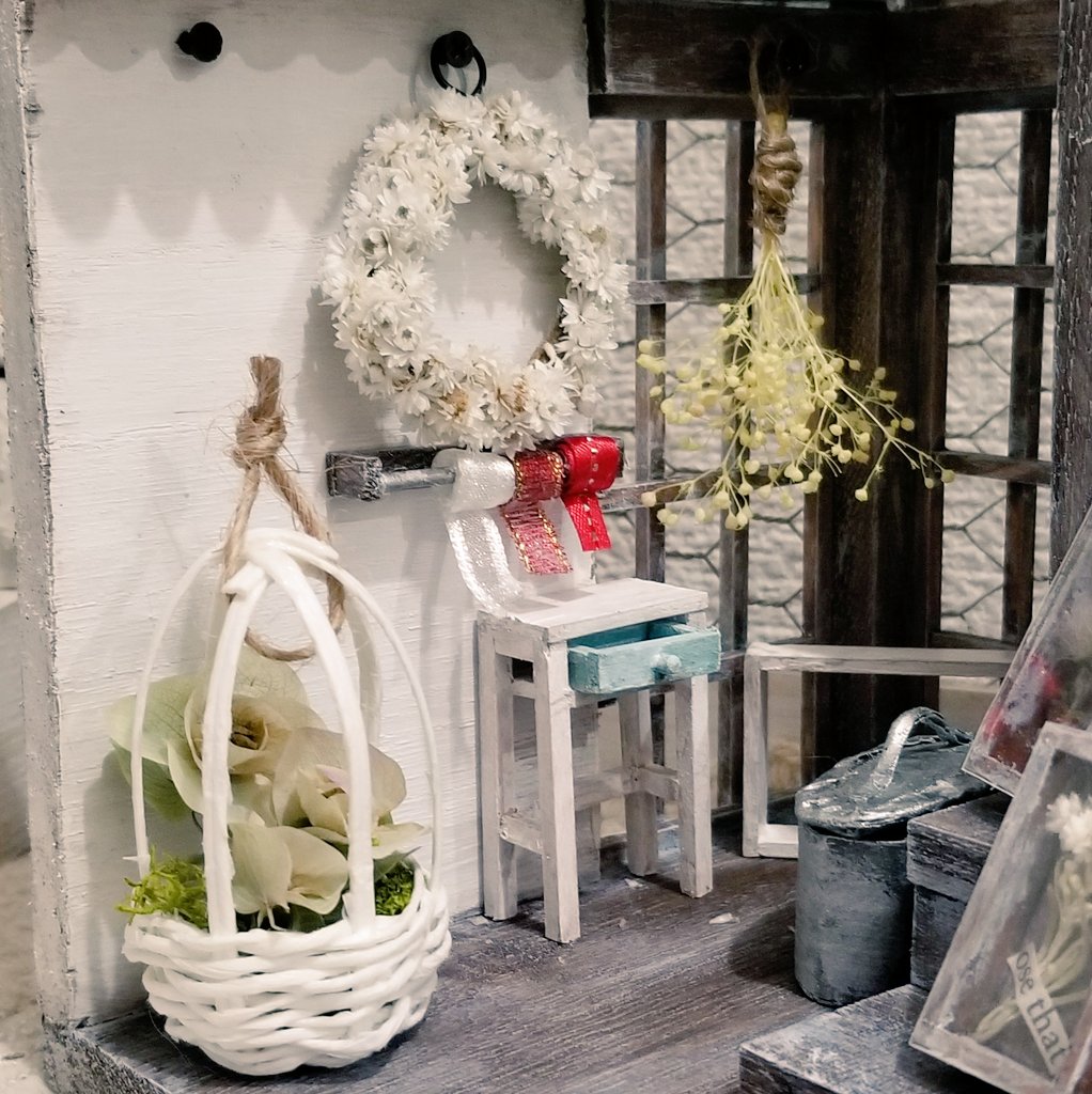 Jun55012919's tweet photo. お久しぶりです(*^^*)
こちらも久しぶりのお花屋さん💐
1点だけ完成しました🎶
#メルカリ にて出品しています(*^^*)
小物類は固定していませんので、色々アレンジして頂けます❇
#ハンドメイド好きさんと繋がりたい #ハンドメイド好きな人と繋がりたい #ハンドメイド #インテリア #ミニチュア #雑貨 https://t.co/cgo451o2g3