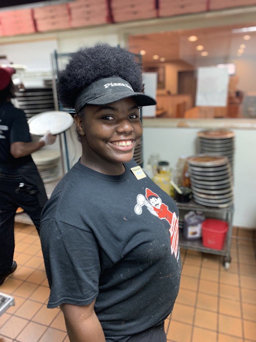 PizzaInnPaducah's tweet photo. You feeling the #fridayvibes ???
#pizzainn #friday #almosttotheweekend #paducah #thecrew #terrekia #misst https://t.co/Q4uyaPUpGA
