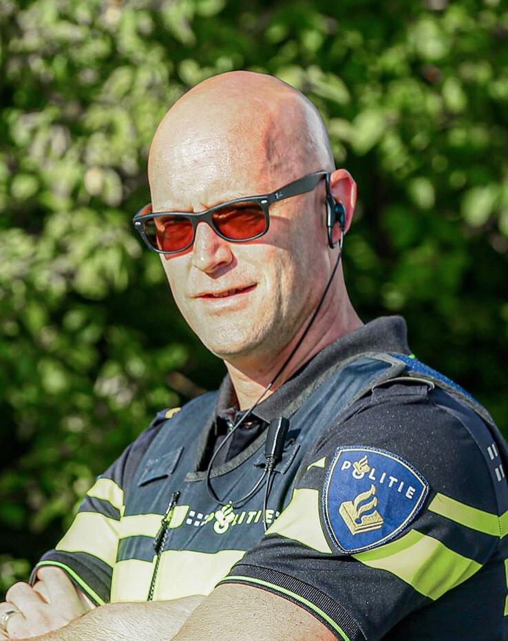 WA_ZwolleWest's tweet photo. Wij willen geen afscheid nemen
het is oneerlijk dat het moet
daarom brengen wij, politie Zwolle, 
jou een allerlaatste groet.

Dennis, 
Rust zacht https://t.co/EQEtEPF02p