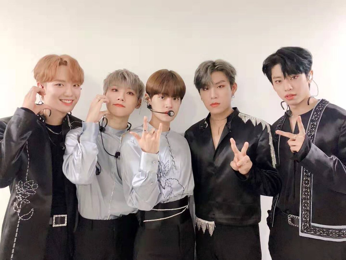 leewoojin_0807's tweet photo. oh my god my love my honor my boy #에이비식스_소바본상_축하해 https://t.co/IkQ63UC57u
