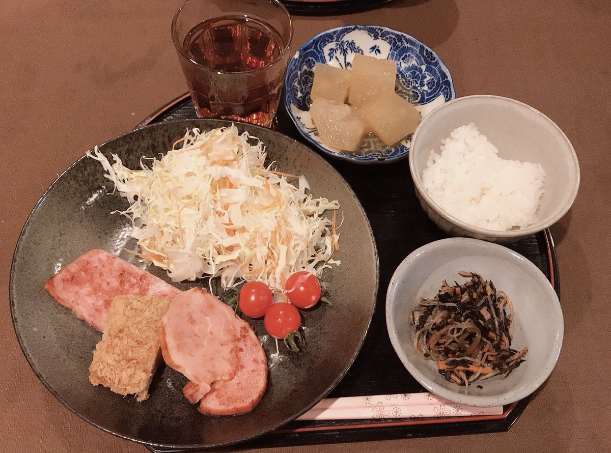 うぐ 鶯 على تويتر 今日の夕ご飯は メインが貰い物の美味しいハムをハムステーキにしました 副菜は昨日作ったひじきと冬瓜の生姜風味出汁煮 お惣菜の豚カツ ハム美味 Twitter家庭料理部 お腹ペコリン部