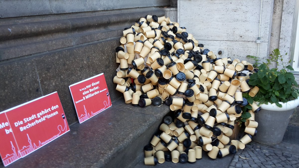 Umwelthilfe's tweet photo. #Coffee-to-go? Nur im #Mehrwegbecher. Das geht jetzt auch bei Bread-à-Porter in Friedrichshain. Wir gratulieren dem #BetterWorldCup zum 1000. Partnercafé! #mehrweg #Becherheld #BreadaPorter https://t.co/d3mIxR9eEO