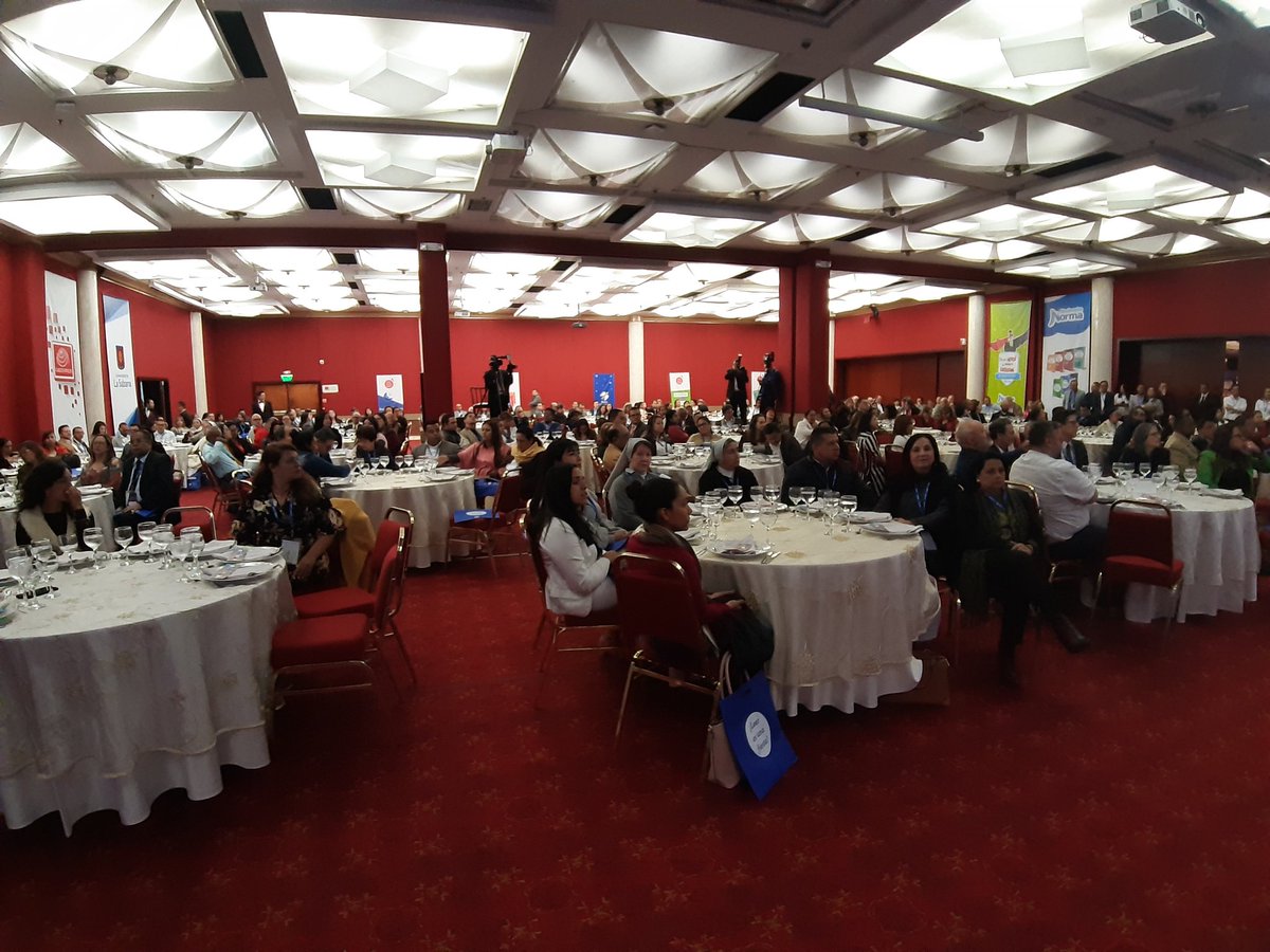 NormaEdiciones's tweet photo. Daniel Cassany, invitado del #CongresoNorma; Enrique González, presidente @CamLibro; #JohnFitzgerald y más de 300 directivos de todo el país, nos acompañaron en la cena de lanzamiento de nuestras colecciones de #Literatura. ¡Gracias!
#LeerEsUnaFiesta
#NoPiRatería @dancassany https://t.co/DVwqsUuiKs