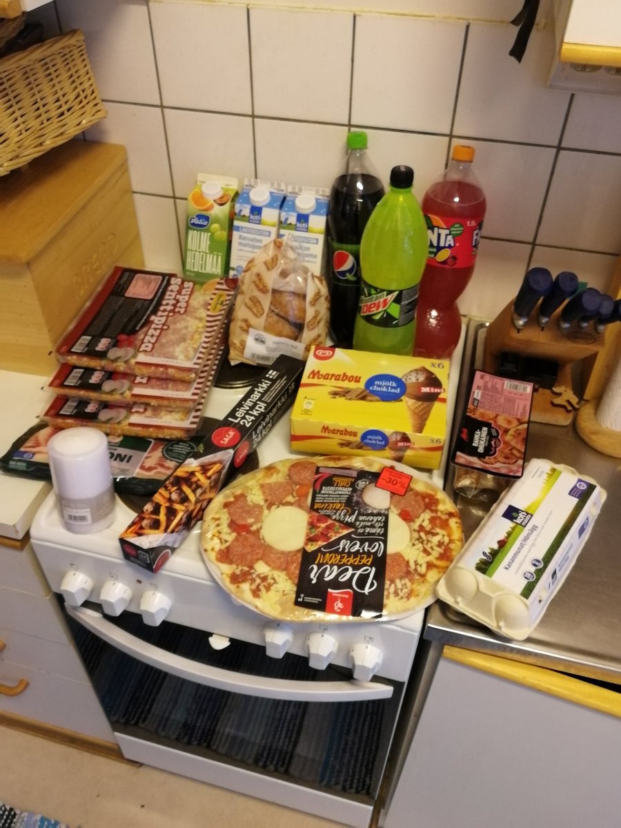 JuhaTenhonen's tweet photo. Kotiapu siivos, tiskas, vei pari koneellis pyykkii kuivuu, kävi ja putsas meille laatikon #suomalaisia #mansikoita🍓 #ltk #nro24. Nyt pärjätää taas viikonloppu. @teho07 tultuu kotii tuli sadetutkan mukaan yllättäen pien hetki, jos ei satais, ni mehä lähettii kauppaa porukal, jot https://t.co/eqT7HqIMtM