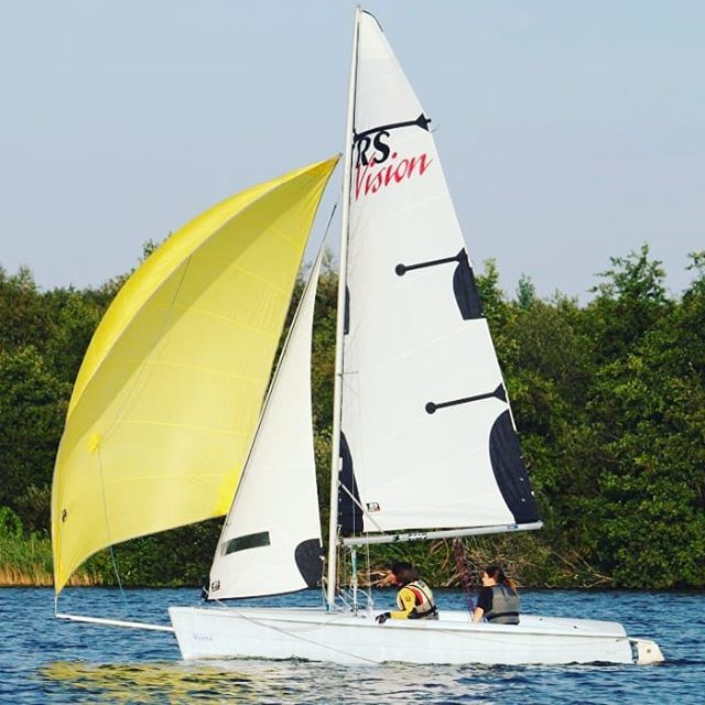 svgs_hamburg's tweet photo. Gestern war auch unsere RS Vision auf dem Neuländer See unterwegs. Insgesamt 15 Jugendliche beim Training. 🌬 8 kn 🌡23° 😀 100%
#esmussmehrgesegeltwerden #Harburg #neuländersee #rsvision https://t.co/9T6bX6K0b1 https://t.co/RjkD9DLywa