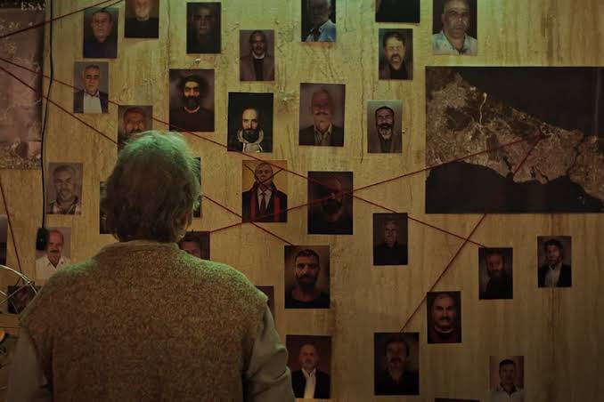 ''Yok haksız tahrik, yok iyi hal… İndire indire bir madalya takmadıkları kalmış sana. Her zamanki gibi gereği düşünülmüş de gereği yapılmamış o mahkemede.”

🎬Şahsiyet