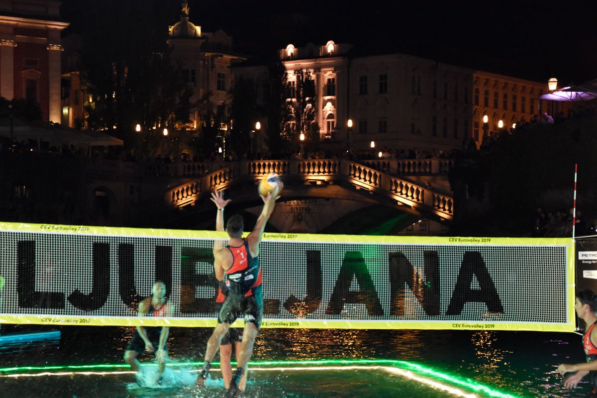 LED osvetlitev odbojke na Ljubljanici
fobmark.si