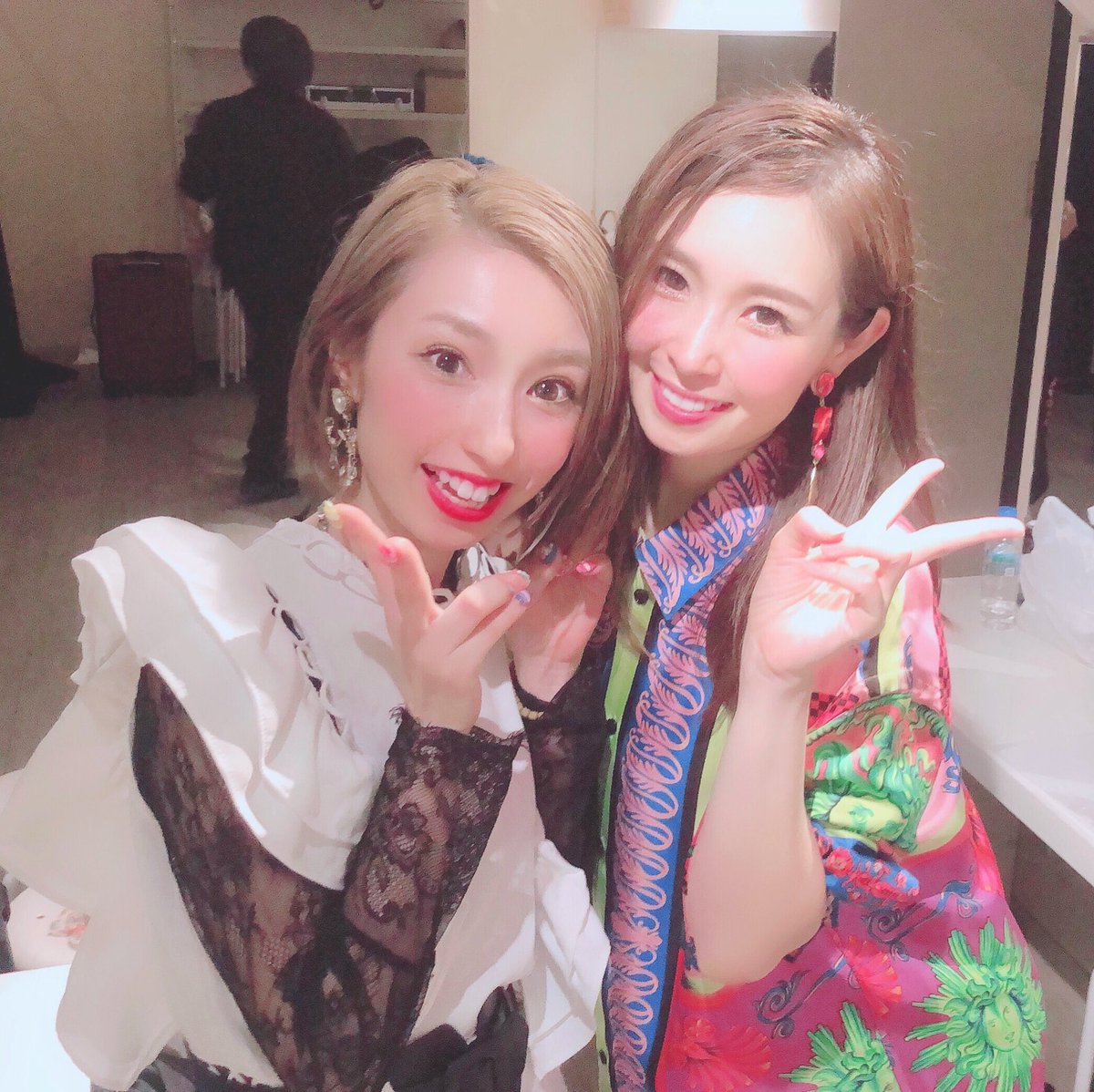 のりーな A Twitter 同じライブに出演した際に Rさん 愛内里菜 さん と 写真撮って頂いた 写真撮って頂くの緊張したけど 快く撮ってくださった 可愛い声でパワフルな声を お持ちのrさん もっとあたしも頑張るぞぉ シンガー Live ライブ