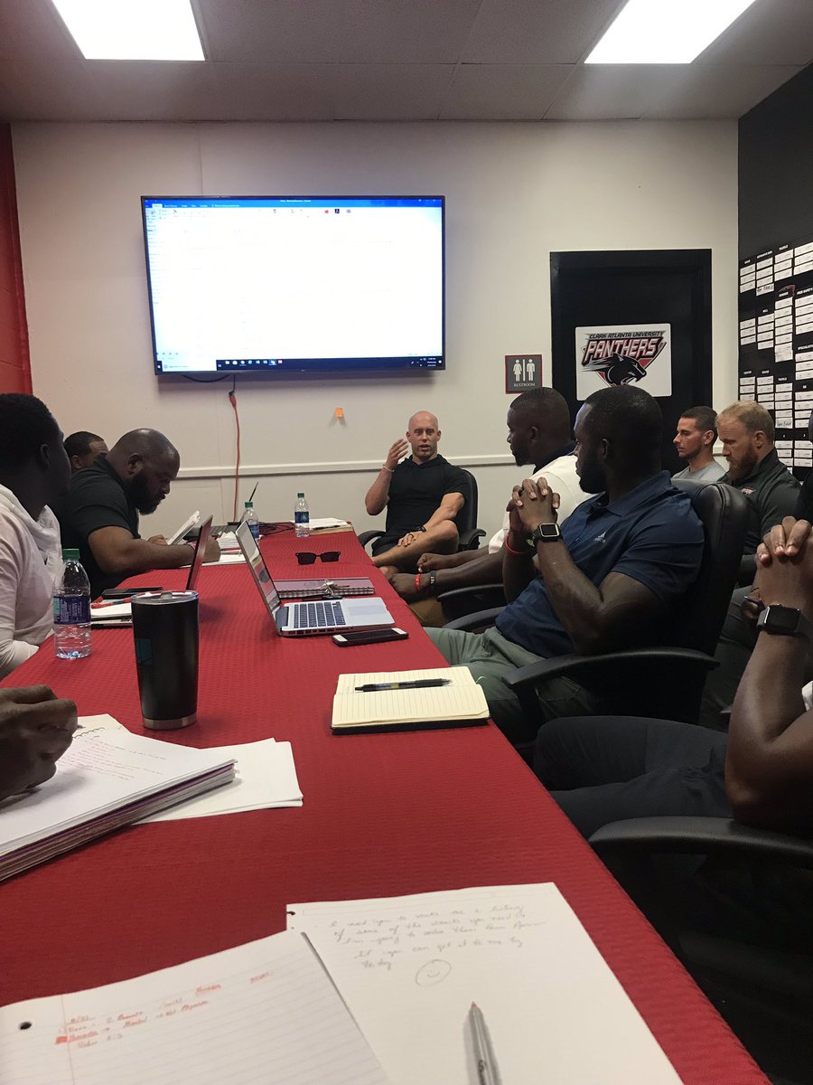 ZDBarnett1's tweet photo. Thank you Clark Atlanta Football for allowing me to share on what being hungry looks like in the eyes of Christ. Being aware of others circumstances in the midst of your daily journey allows you to impact others on the way! This group is blessed and highly favored ! #EveryMatters https://t.co/aCqmo9QMjO