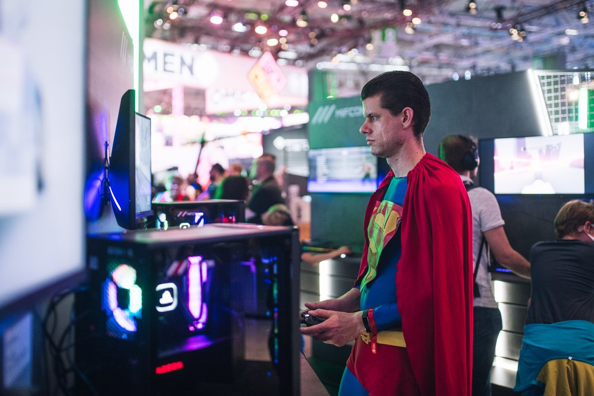 MicrosoftDE's tweet photo. Superhelden brauchen echte Super-PCs - vor allem, wenn es ums Gaming geht. Auf der #WindowsGamingBooth können unter anderem die High-End-Geräte von @MIFcomGmbH ausprobieren 🦸♂️🦸♀️ #gamescom2019 https://t.co/OKdYewfgk7
