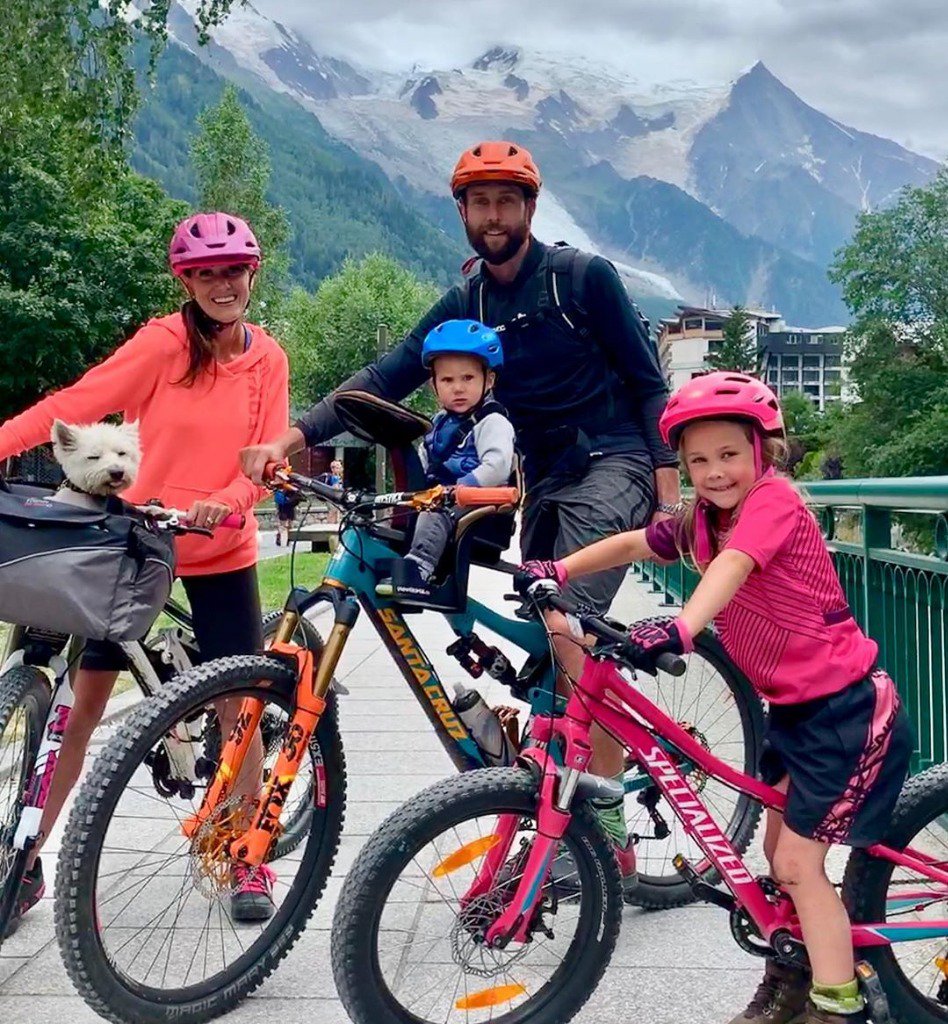 ¿A qué destinos os habéis llevado o vais al llevaros la sillita SafeFront este verano? ☀🚲 ¡No olvidéis etiquetarnos en vuestras fotos 📸! Nos encantará veros disfrutar en familia. 😍 #DelanteMolaMás
📸 vanbickerdykes