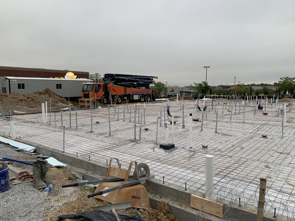 dean_builds's tweet photo. Slab pour this morning at the new Drakes in Hamburg! 90+ yards of concrete! Great way to finish the work week! @bhgrestaurants #DBSP #BuildSafeLiveWell https://t.co/WsCamnlVee