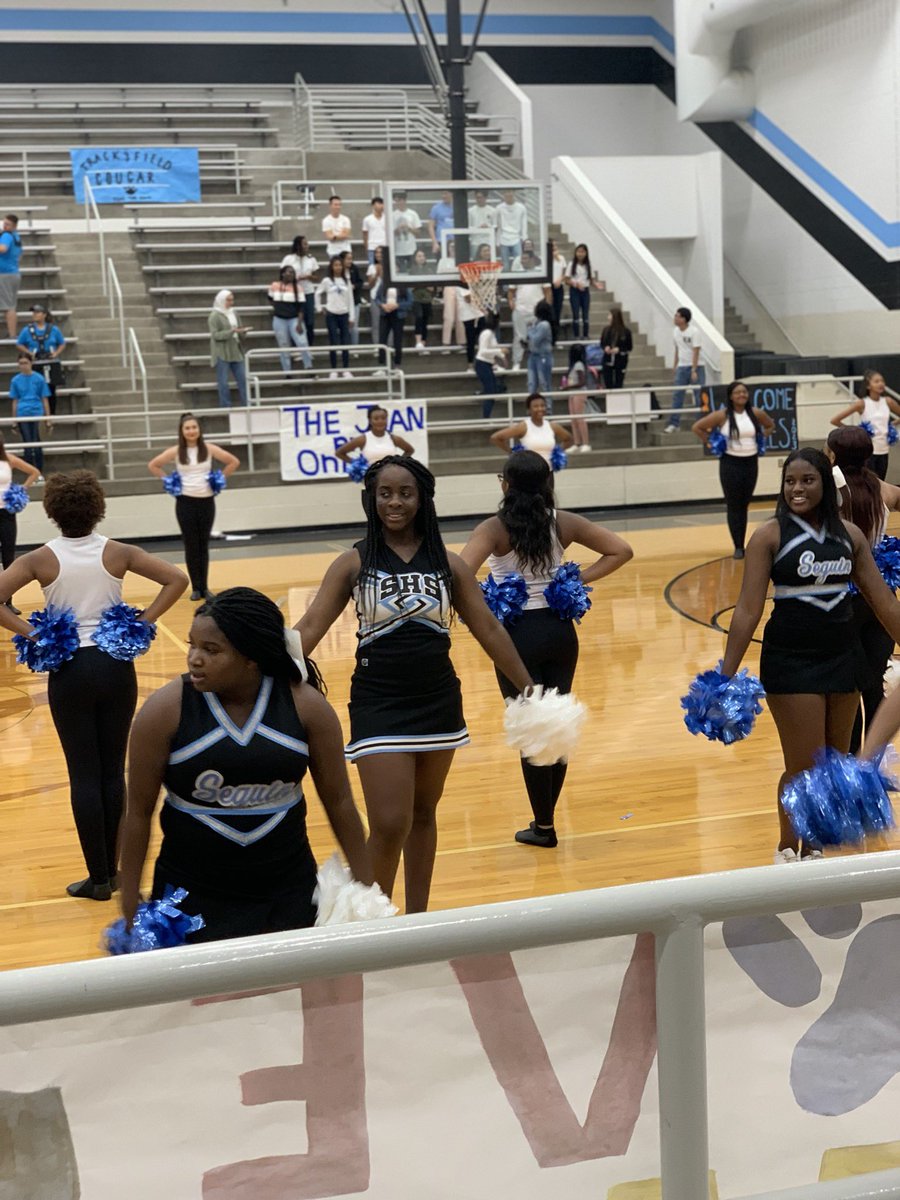 HasleyHistory's tweet photo. We have spirit yes we do we have spirit how ‘bout you?!? So great to see all of our Freshmen show up and make some noise! #firstpeprally #freshmenhadspirit #seguinnation #seguincheer https://t.co/T4kGVF7fI5