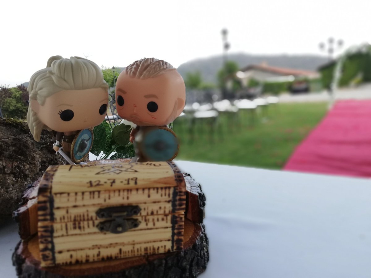 Cajita de anillos de Vikingos 💖 Disfrutamos de unos novios muy divertidos y de una ceremonia muy romántica. #vikingos #cajaportaanillos #ragnar #lagertha #bodas #wedding #novios