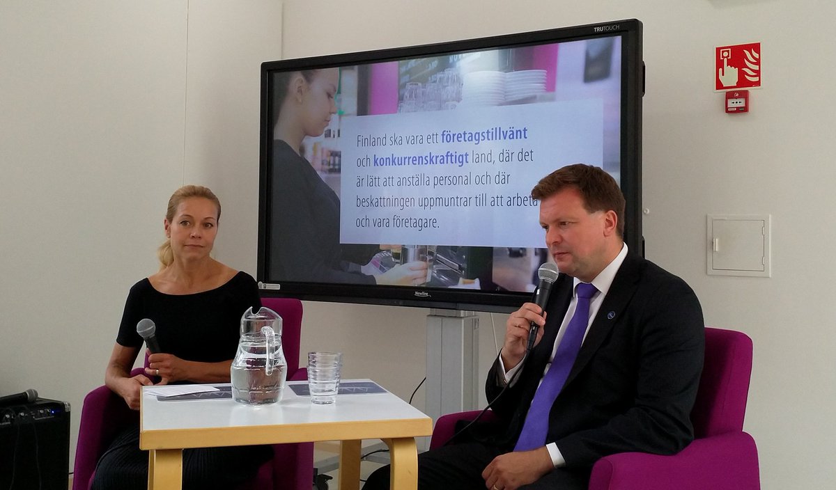 Kehitys- ja ulkomaankauppaministeri Skinnari <a href="/Ulkoministerio/">MFA Finland 🇫🇮</a> <a href="/LahdenKaupunki/">Lahden kaupunki / City of Lahti</a> kirjastossa #kirjastokiertue korostaa tasa-arvoisen koulutuksen merkitystä Suomen pärjäämisessä ja onnellisuudessa!