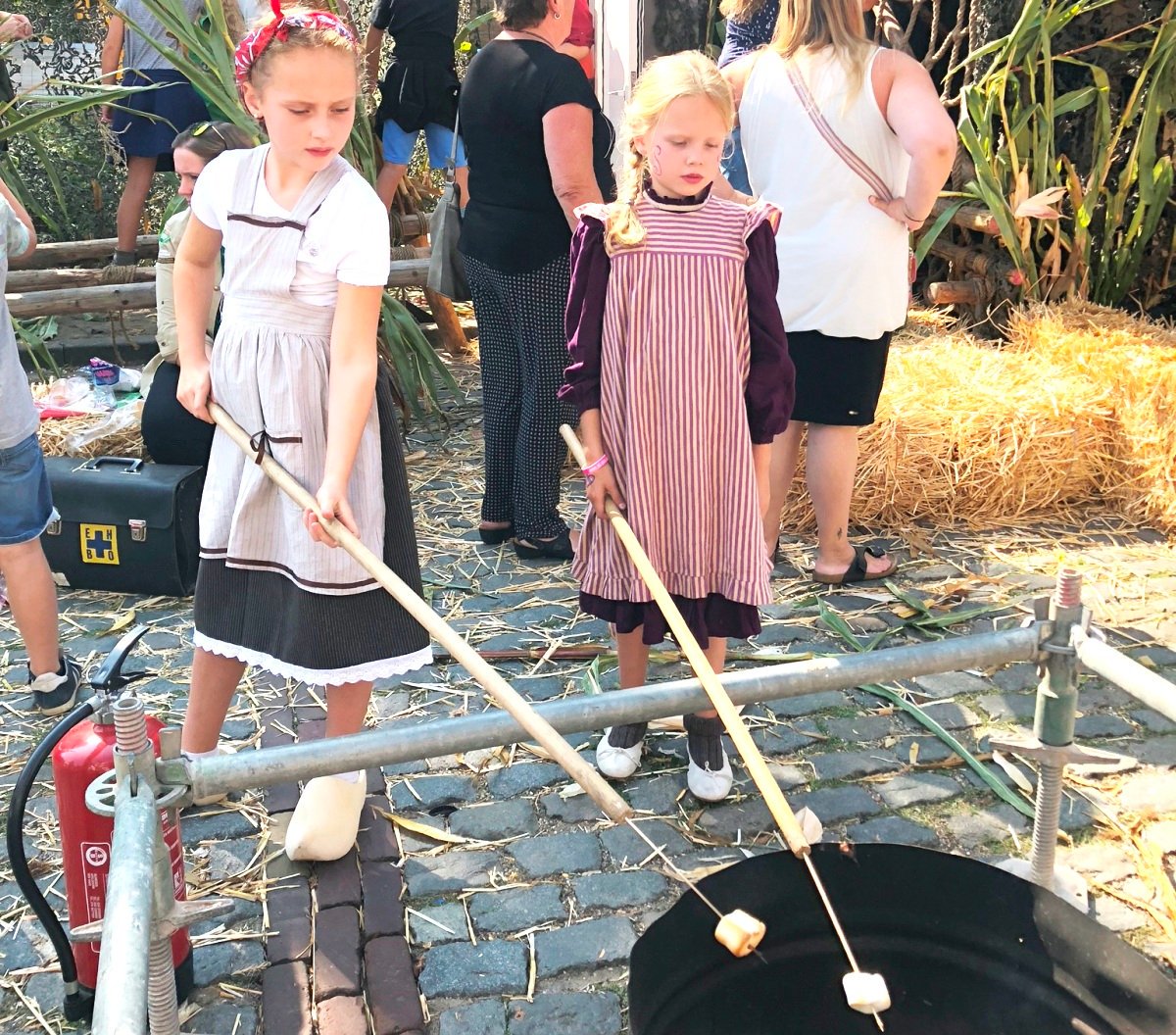 KOM FF IN STIJL...

Voor de Geffense kinderen is ook dit jaar weer de traditionele boerenkleding te leen. Meer info: effenoargeffe.nl/nieuws/leuke-b… #effenoargeffe
