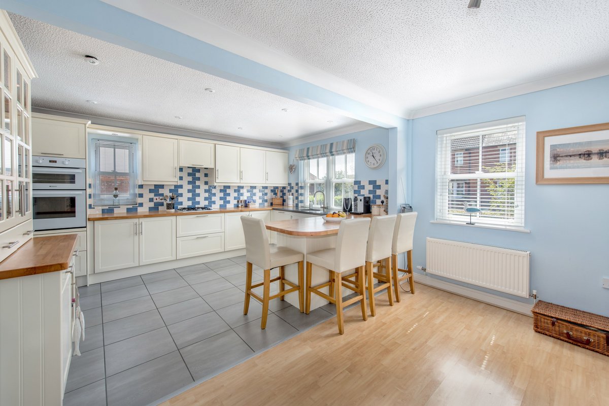 *New property!* *5 Bed Detached, North Curry*
We are delighted to bring to the market this beautifully presented 5 bedroom detached family house. With large gardens and double garage, situated in North Curry #forsale #northcurry - tinyurl.com/y47n5zr5