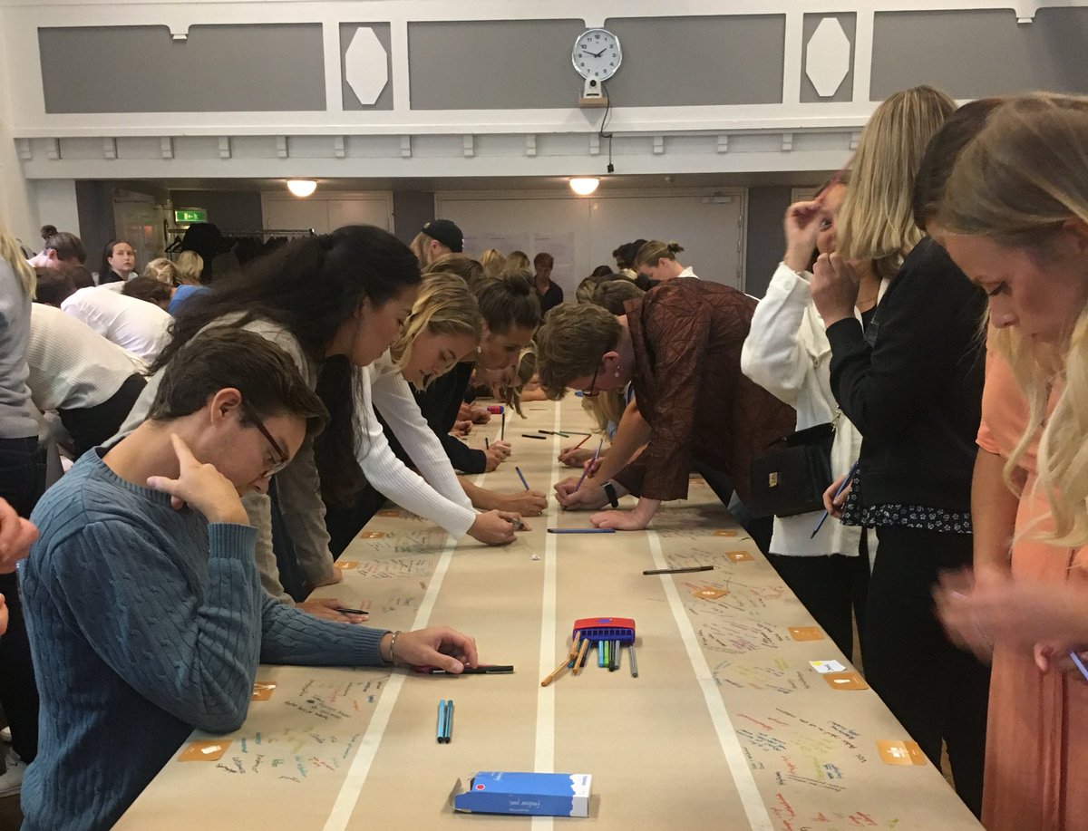 #UrbanGirlsMovement och <a href="/emelieanneroth/">EmelieAnneroth</a> stöttar studenter på <a href="/Berghs/">Berghs</a> när de spånar kring lösningar för gator och platser inom visionsarbetet #sthlm2041 tillsammans med <a href="/MethodKit/">MethodKit</a>.