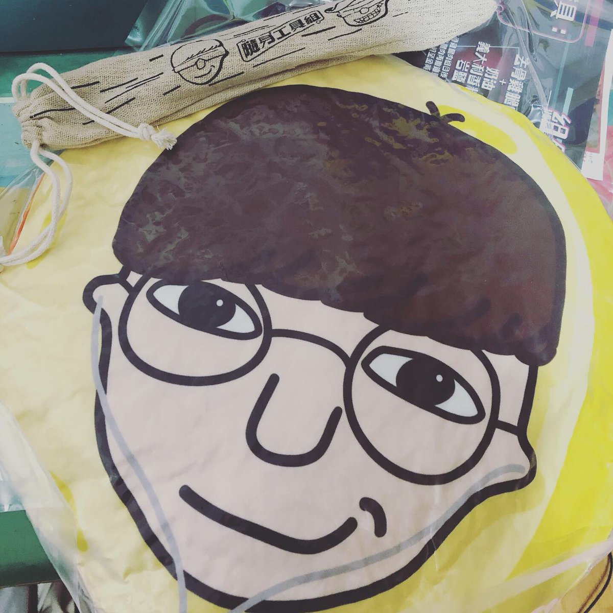 a334473's tweet photo. 搞神馬烤肉套組��😋😋
竟然來的比想像中的快，
中秋節還有三個多禮拜😂
.
最重要的的其實是贈品，
環保餐具🍴➕被真空壓縮雙面抱枕🧸
.
#搞神馬 #阿神 #kouki #馬田 #martin #次世代 #烤肉全餐 #水產優 #YouTuber https://t.co/qGDi5nVsDD