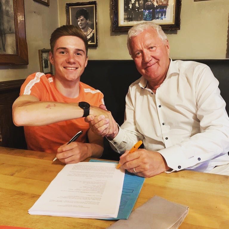 EvenepoelRemco's tweet photo. Hello, everyone! I am happy to announce that I've signed with Deceuninck - Quick-Step until the end of 2023! #TheWolfpack is a second family to me, we share the same vision and mentality, and we will continue to work hard and improve in order to reach our goals!
#wolfpackrules🐺 https://t.co/NkDC2k6WWb