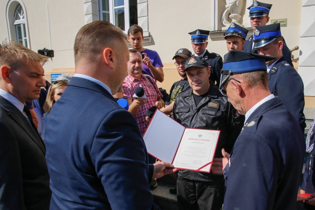 LUWLublin's tweet photo. Druhowie z OSP, którzy ratowali życie i mienie otrzymali wsparcie finansowe od @wojewodaCzarnek poseł @JerzyBielecki2 i radnego #Majkowski.ego. Ich prywatne samochody zalała powódź 
https://t.co/z7PkgFlM4W…
#Lublin #lubelskie #OSP #PSP #druhowie #Wierzchowiska #Modliborzyce https://t.co/HJr6c3qIf1