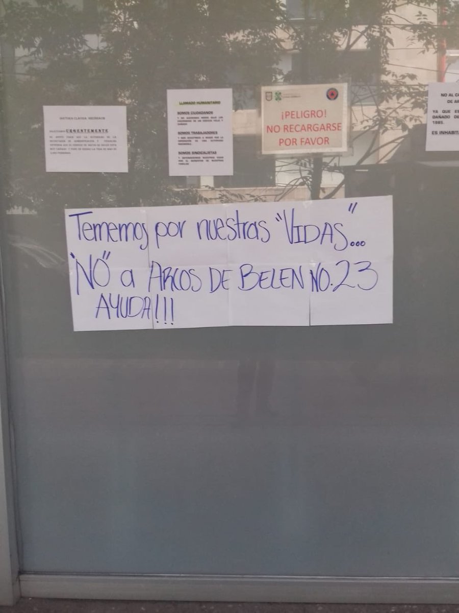 TitoGatica's tweet image. #Manifestantes bloquean la circulación en ambos sentidos de Av. Chapultepec a la altura de Dinamarca. Protestan que los cambiarán a un edificio dañado. Piden ayuda a la Jefe de Gobierno.