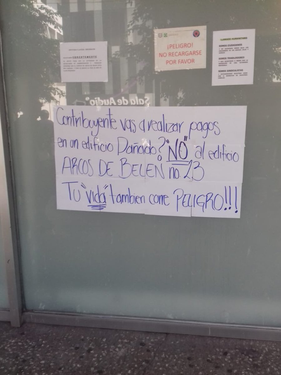 TitoGatica's tweet image. #Manifestantes bloquean la circulación en ambos sentidos de Av. Chapultepec a la altura de Dinamarca. Protestan que los cambiarán a un edificio dañado. Piden ayuda a la Jefe de Gobierno.