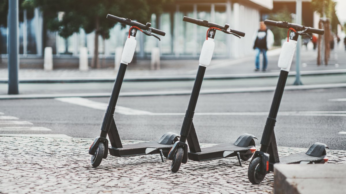 OpenMobilityFnd's tweet photo. Is #OMF just about scooters? No! The growth of online shopping, food delivery, and new modes such as #sharedscooters, has increased the number and type of vehicles using existing public right-of-way and continues to rise in cities across the country. https://t.co/gfW55kgmIV https://t.co/dODoLin13w