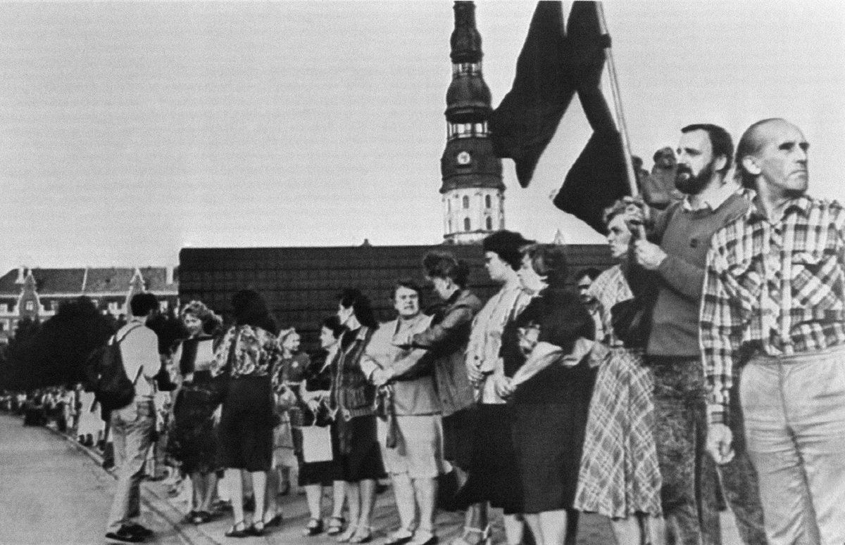 ElMundoInter's tweet photo. Cerca de dos millones de personas juntaron sus manos el 23 de agosto de 1989 para formar una cadena humana de más de 600 kilómetros, que cruzaba las tres repúblicas bálticas (Estonia, Letonia y Lituania) y pasaba por sus capitales (Tallin, Riga y Vilna, respectivamente).
📸AFP https://t.co/bzKHWlJ3rk