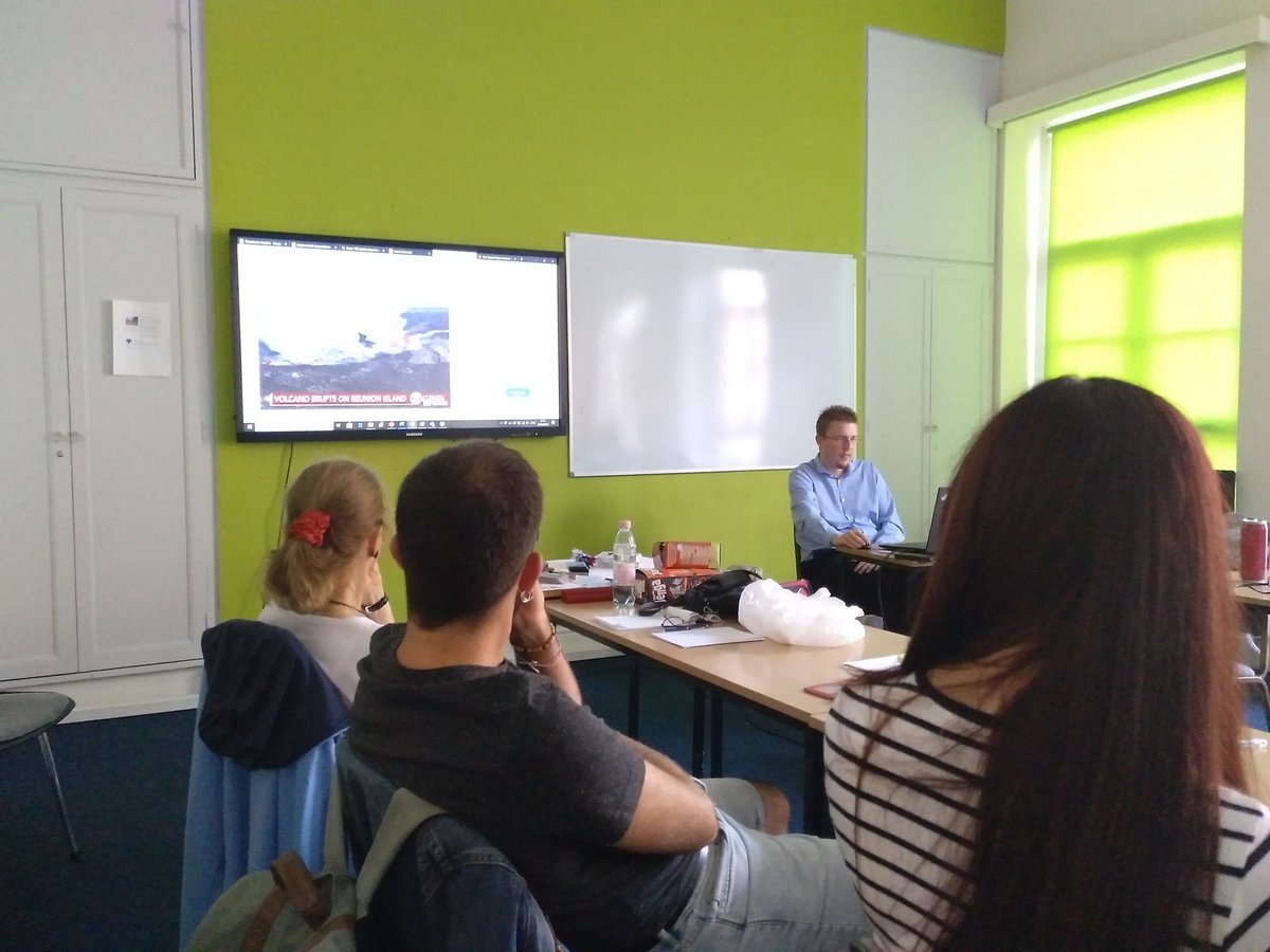 ErasmusAlberich's tweet photo. Avui tanquem el curs parlant sobre la importància del treball cooperatiu, compartint idees i experiències entre docents, i apps que ens poden ajudar a crear classes centrades en l'alumnat.
#ErasmusPlus @sepiegob @Escola_Alberich @suni_zm27 @Martapino83 @EuropassEurope https://t.co/OpTUgKfxcT