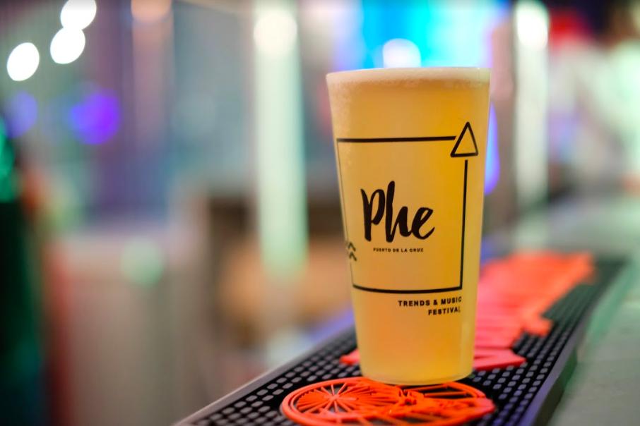 EventosTENERIFE's tweet photo. RT PheFestival "♻️ En las barras de #PheFestival todos los envases son retornables.
Dejando una fianza de 1 €, te damos un vaso. Al retornarlo, te devolvemos el euro 🤗
Y para los #Phellowers, ¡vasos coleccionables de edición limitada! Pregunta a n… https://t.co/EQh9AjMItG"