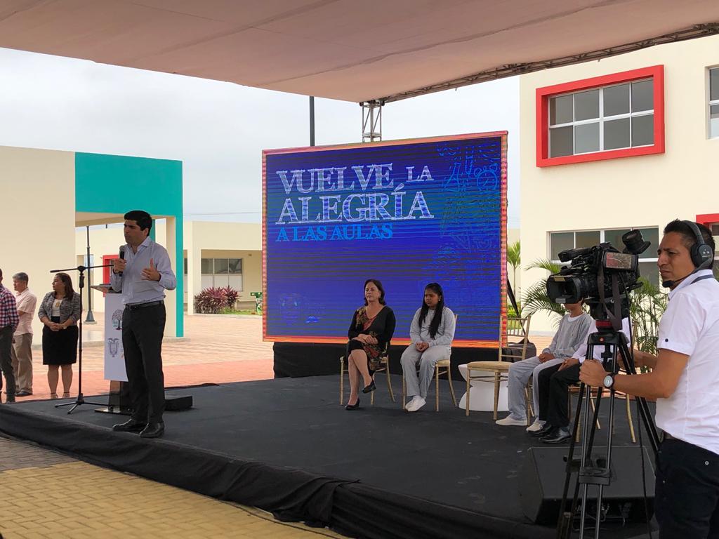 SECOB_Ec's tweet photo. #Guayas| Acompañamos al vicepresidente @ottosonnenh a la inauguración de la Unidad Educativa "Enrique López Lascano", proyecto ejecutado por el SECOB, en beneficio de más de 2.280 estudiantes en doble jórnada. #SecobEnMarcha https://t.co/PoaqCHJiyb