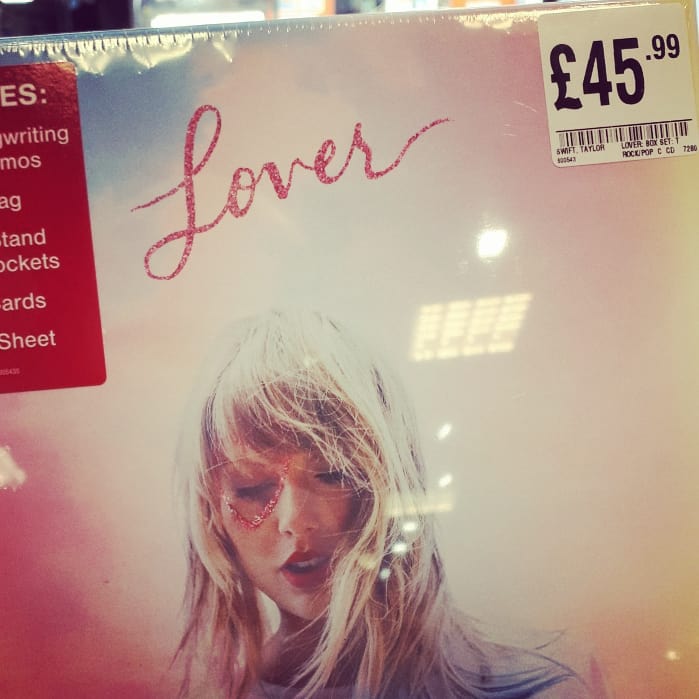hmvDundee's tweet photo. 'Lover details': the standard CD, also four book-style deluxe editions with a 30 page journal, a diary, two voice memos, lyrics, photos and a poster, and a clam box with two #voicememos, a #totebag, #phonestand, #artcards and a #tattoosheet #TaylorSwift, #Lover #CD #hmv #Dundee https://t.co/P0YugiNxct